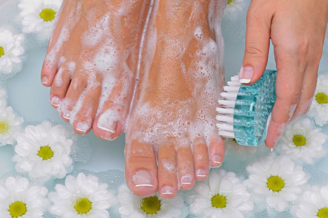 Cuidado de los pies para prevenir hongos.